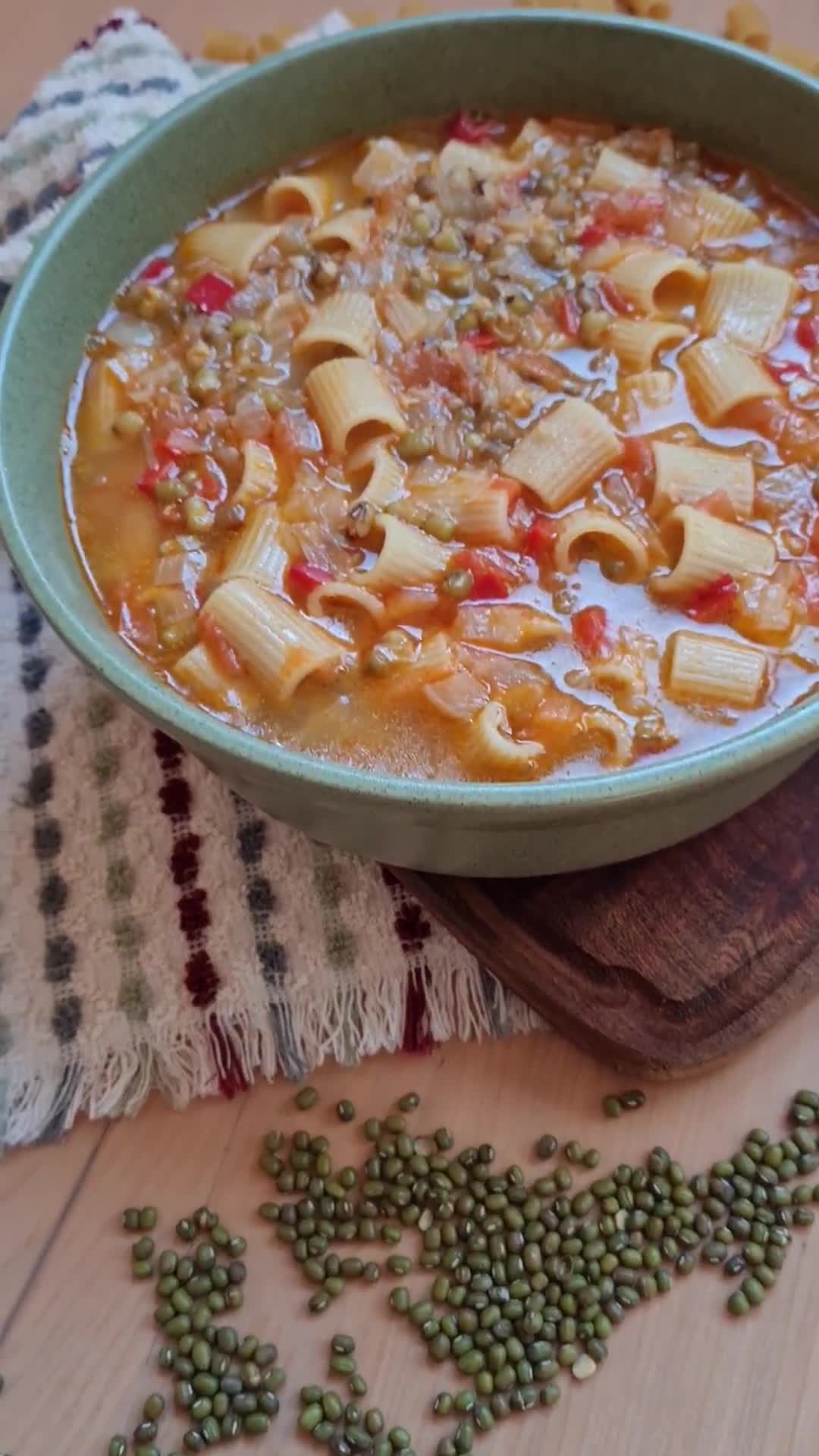 Foto del paso 3 de la receta: Sopa de fideos cortos con porotos mung 🫘 enriquecida