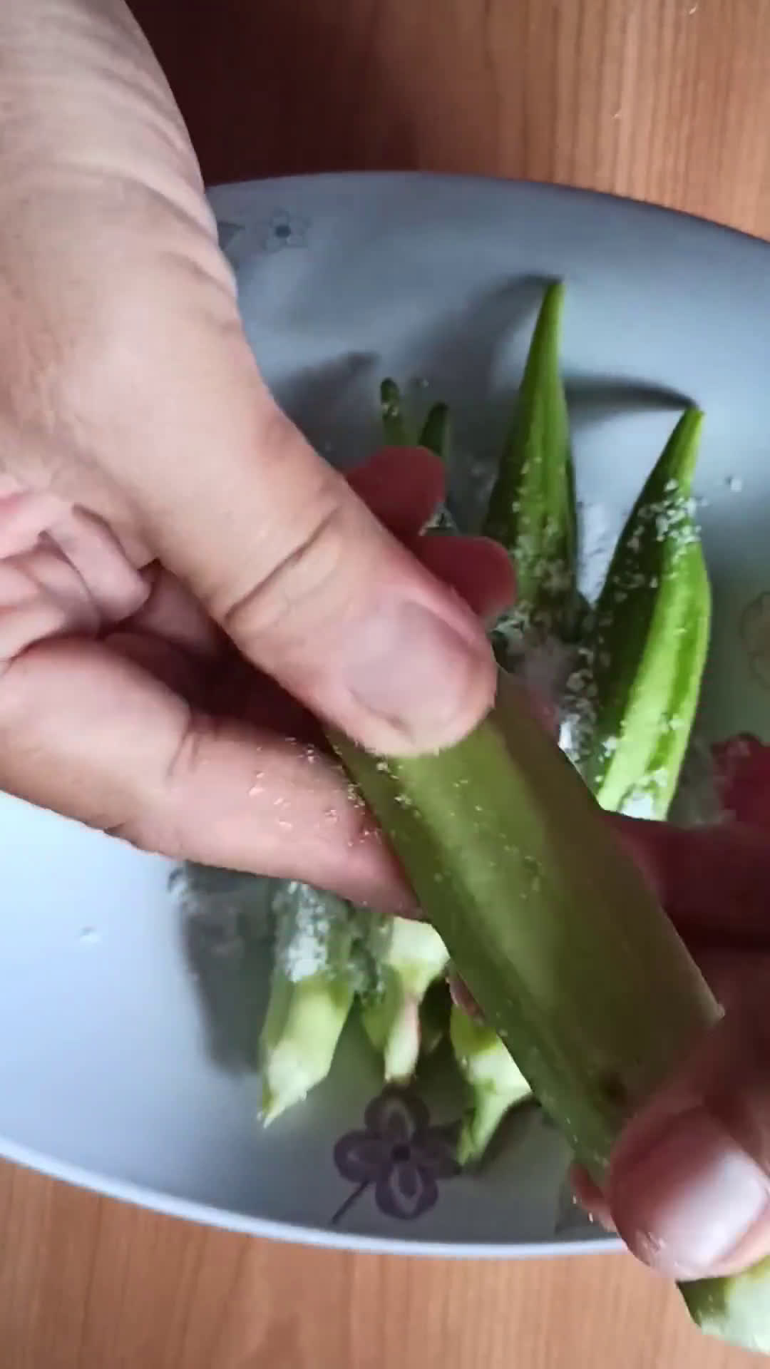 Foto langkah ke 1 dari resep Tumis Okra Udang.