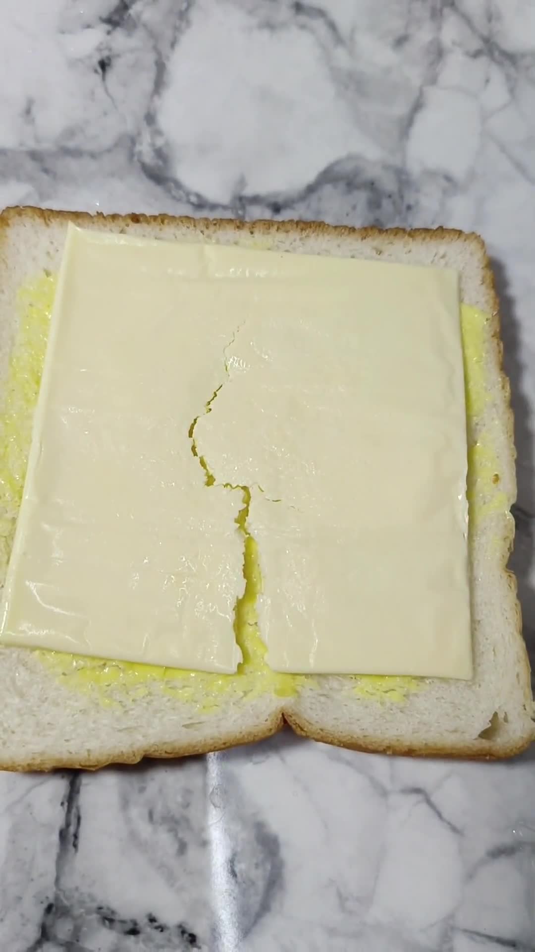 Gambar langkah 2 resipi Pizza Button Mushroom Toast.
