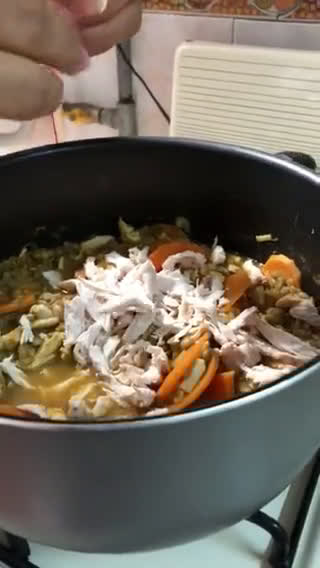 Foto del paso 5 de la receta: Lentejas guisadas con pollo desmechado y tajadas de plátano 🍌. Almuerzo en 3, 2, 1 ✋