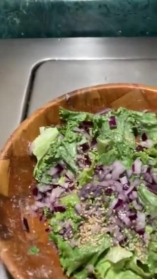 Foto del paso 5 de la receta: Camarones 🍤 marinados con jugo de toronja 🍊 agria con crema servidos con lechuga 🥬 cebolla 🧅 morada
