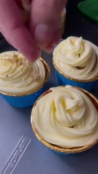 Gambar langkah 11 resipi Carrot cupcakes with cream cheese icing.