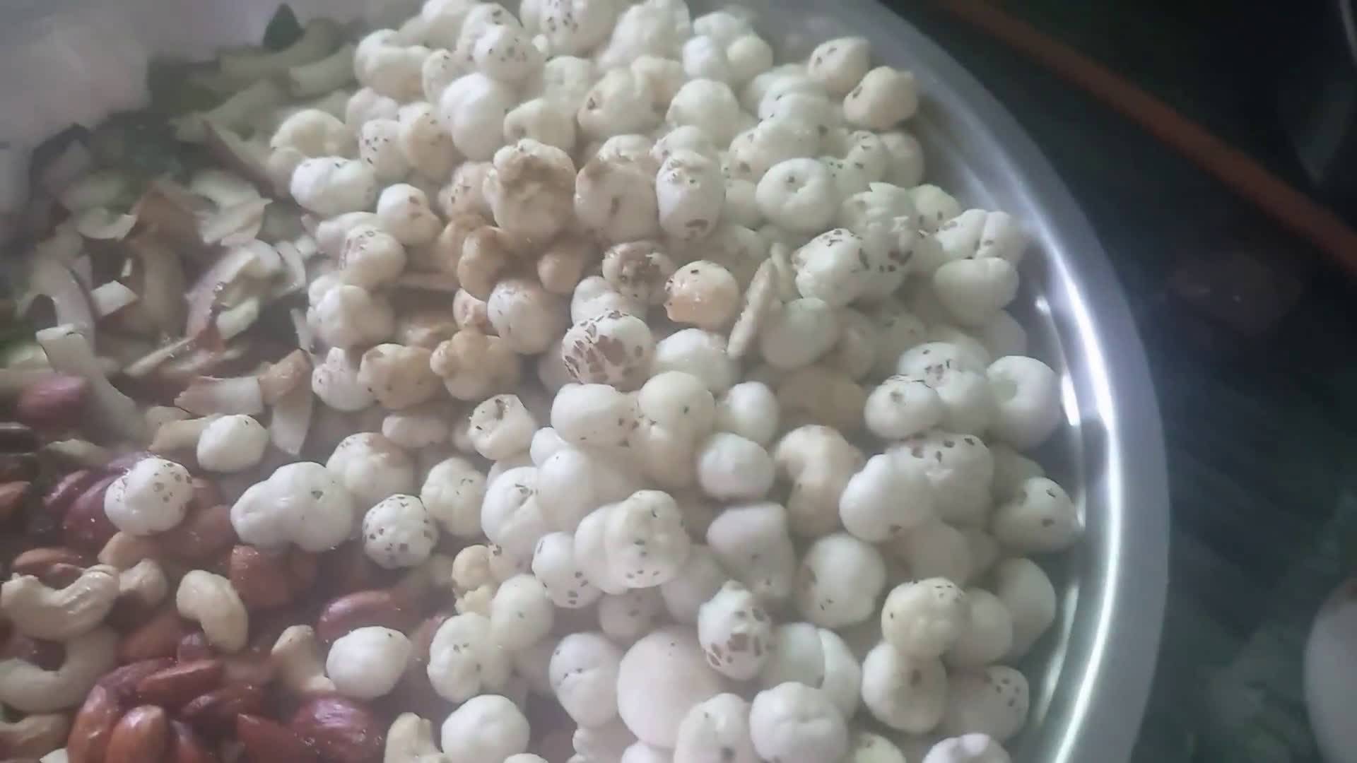 ड्राय फ्रूट चिवडा (dryfruits chivda recipe in marathi) रेसिपी स्टेप 5 फोटो 