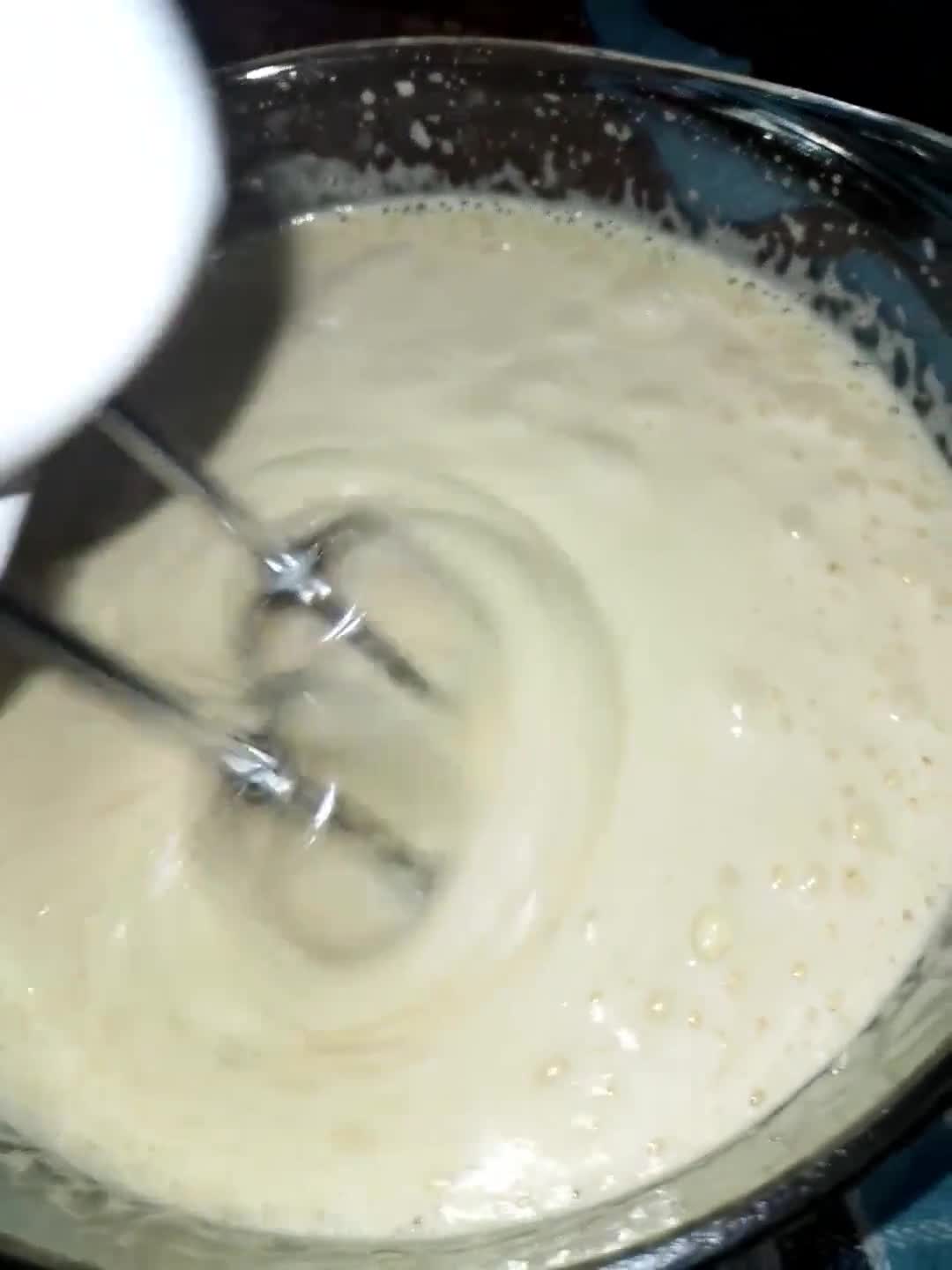 Foto del paso 2 de la receta: Arrollado de vainilla con Dulce de Leche y Ramitas de Chocolate 🍫
