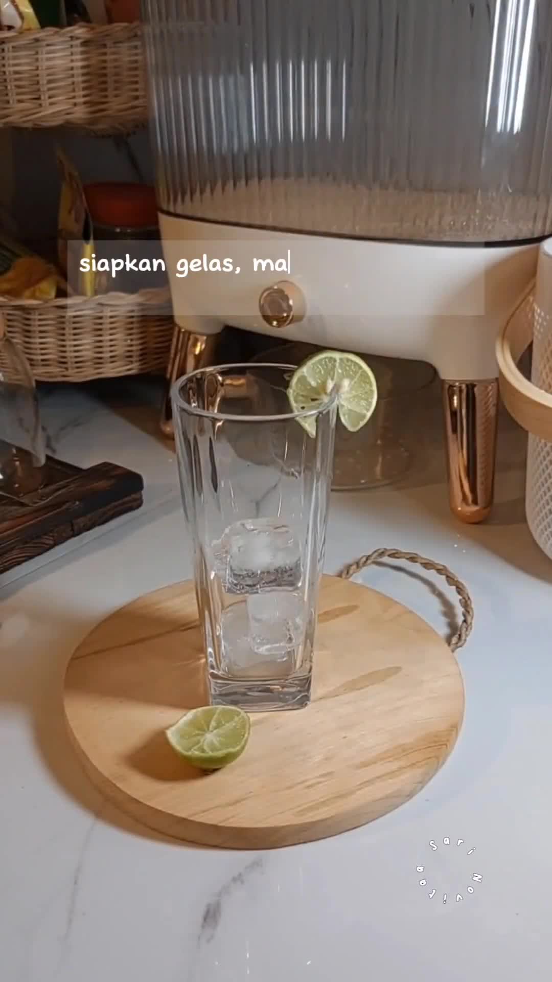 Foto langkah ke 4 dari resep Es Teh Jeruk Nipis Sereh.