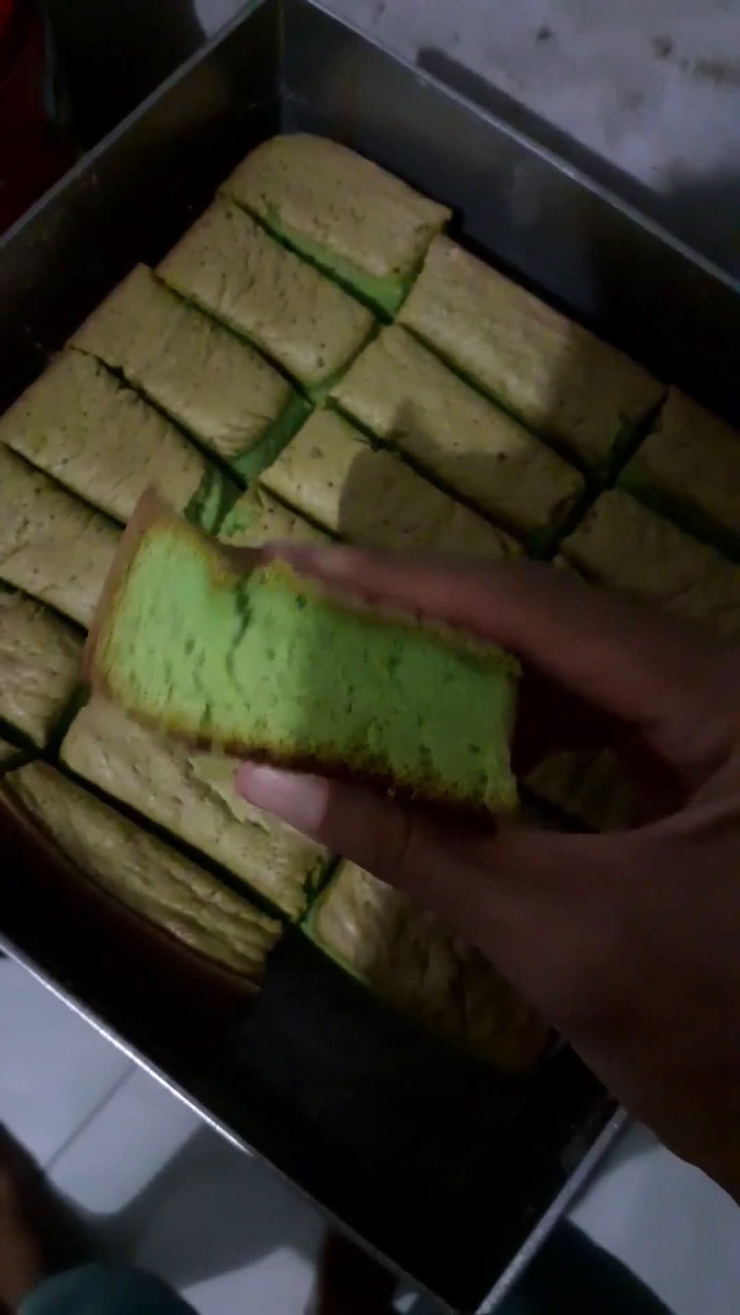 Foto langkah ke 6 dari resep Egg Yolk Pandan Cake (Bolu Pandan Kuning Telur).