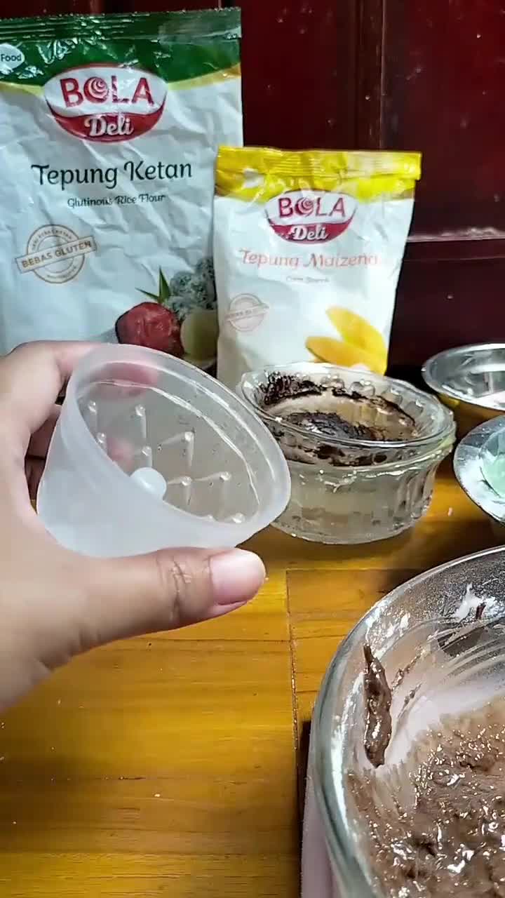 Foto langkah ke 4 dari resep Wingko Babat Brownies (Kukus).