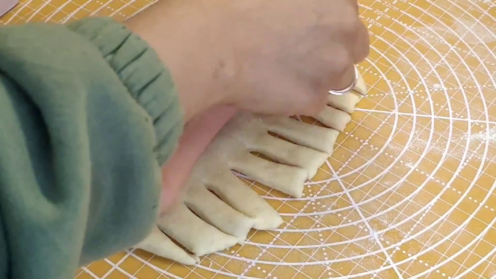 Foto langkah ke 4 dari resep Sausage Roll Bread.
