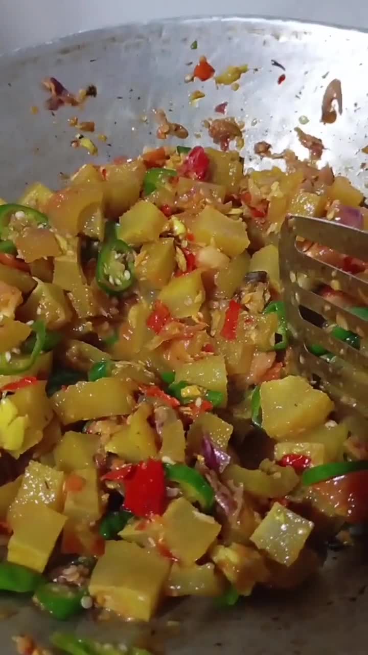 Foto langkah ke 3 dari resep Kikil Pedas sambal tomat cabai hijau campur mantul.