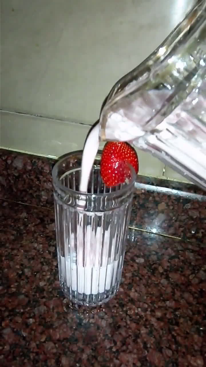 صورة لخطوة 3 من وصفة سموذي الفراوله 😋😋