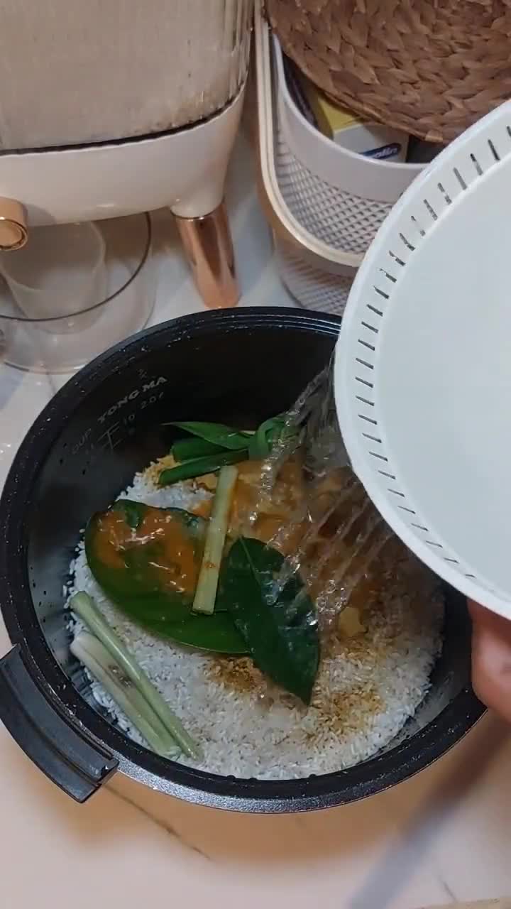 Foto langkah ke 2 dari resep Nasi Kuning Bumbu Racik.