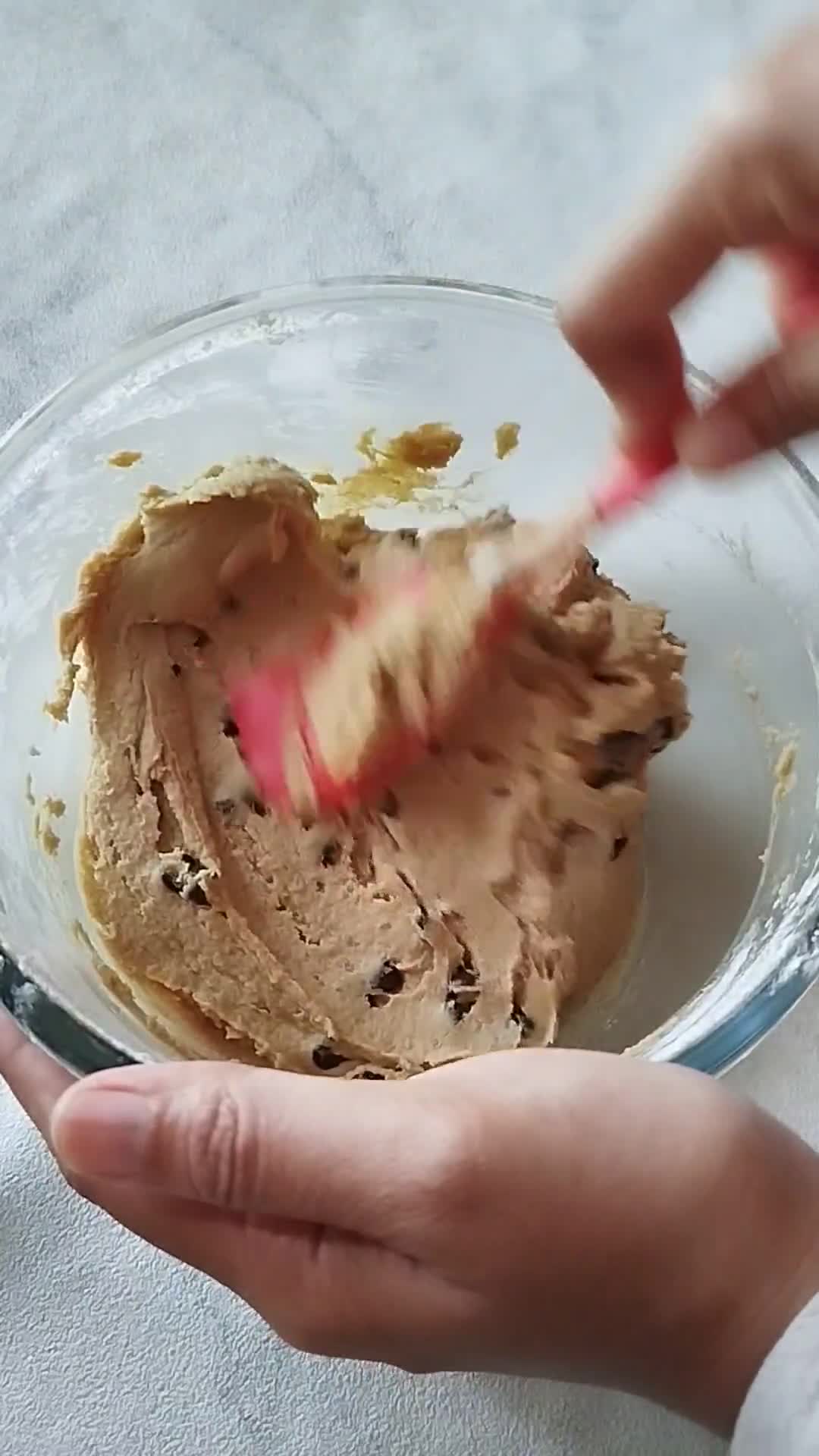 Foto langkah ke 5 dari resep Mini Chocolate Chips Cookies ala Famous Amos.