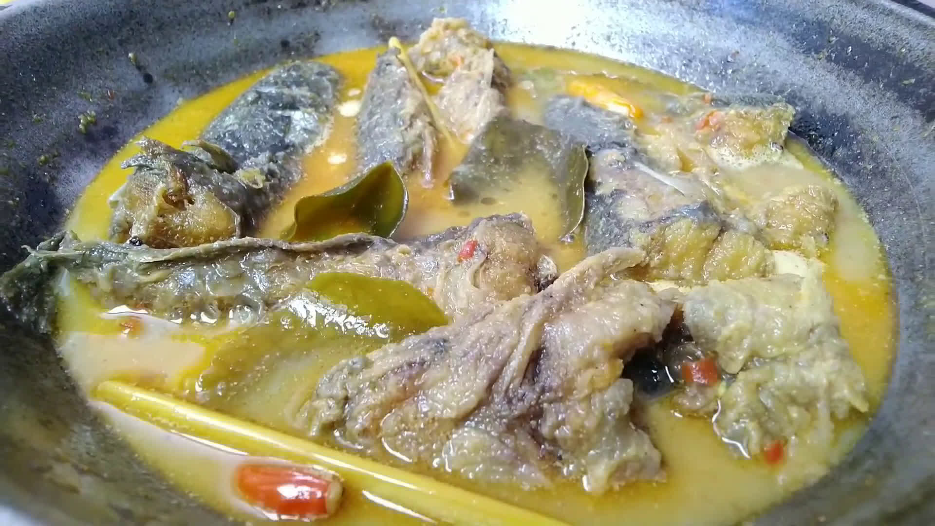 Foto langkah ke 2 dari resep Mangut lele bumbu dapur rumahan.