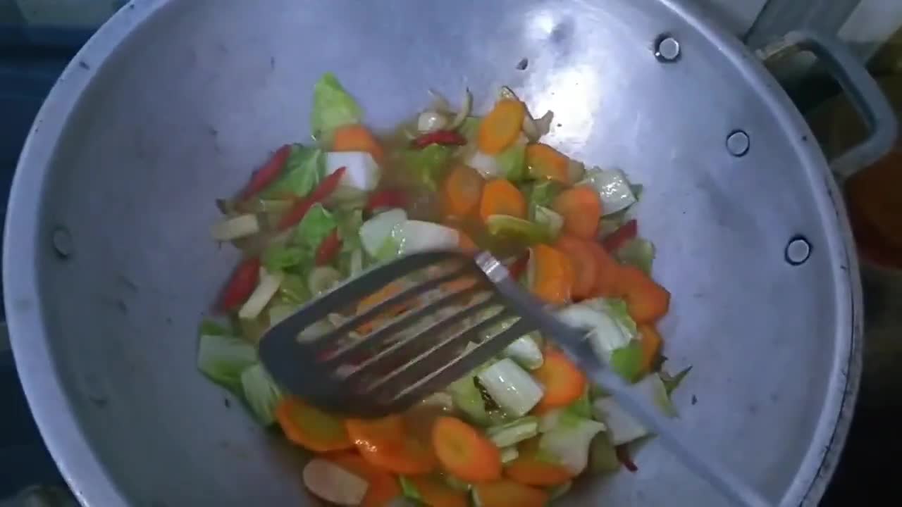 Foto langkah ke 3 dari resep 17.Tumis sawi putih dan bakso.