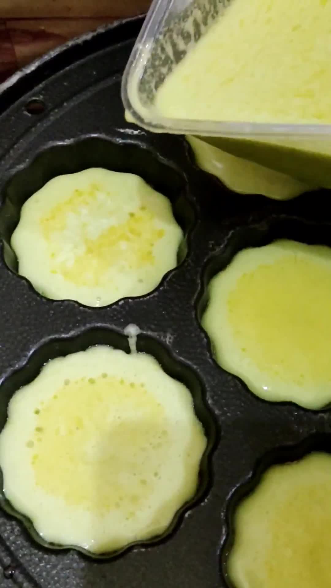 Foto langkah ke 10 dari resep Bika Ambon Pandan Anti Gagal.