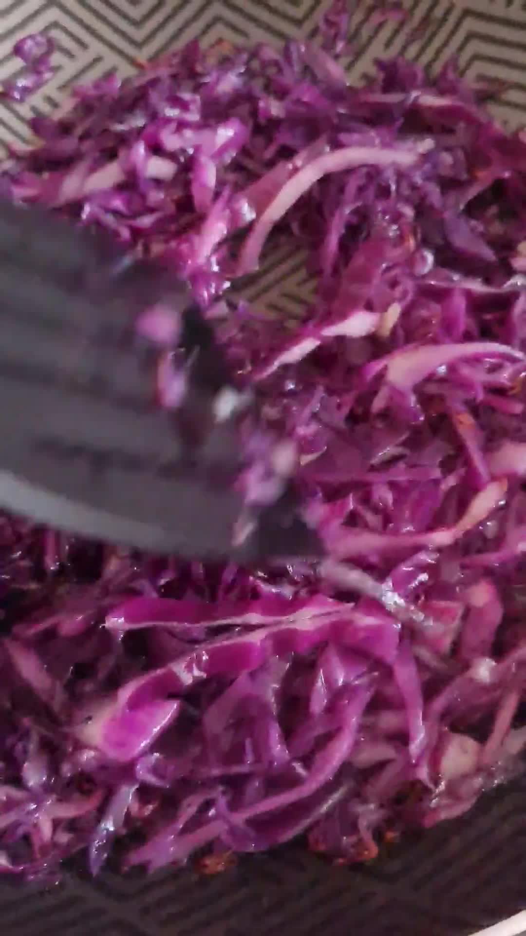 Foto del paso 3 de la receta: Tortilla de repollo morado 🥚