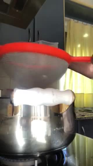 Foto del paso 7 de la receta: Caldo de merluza y gambones