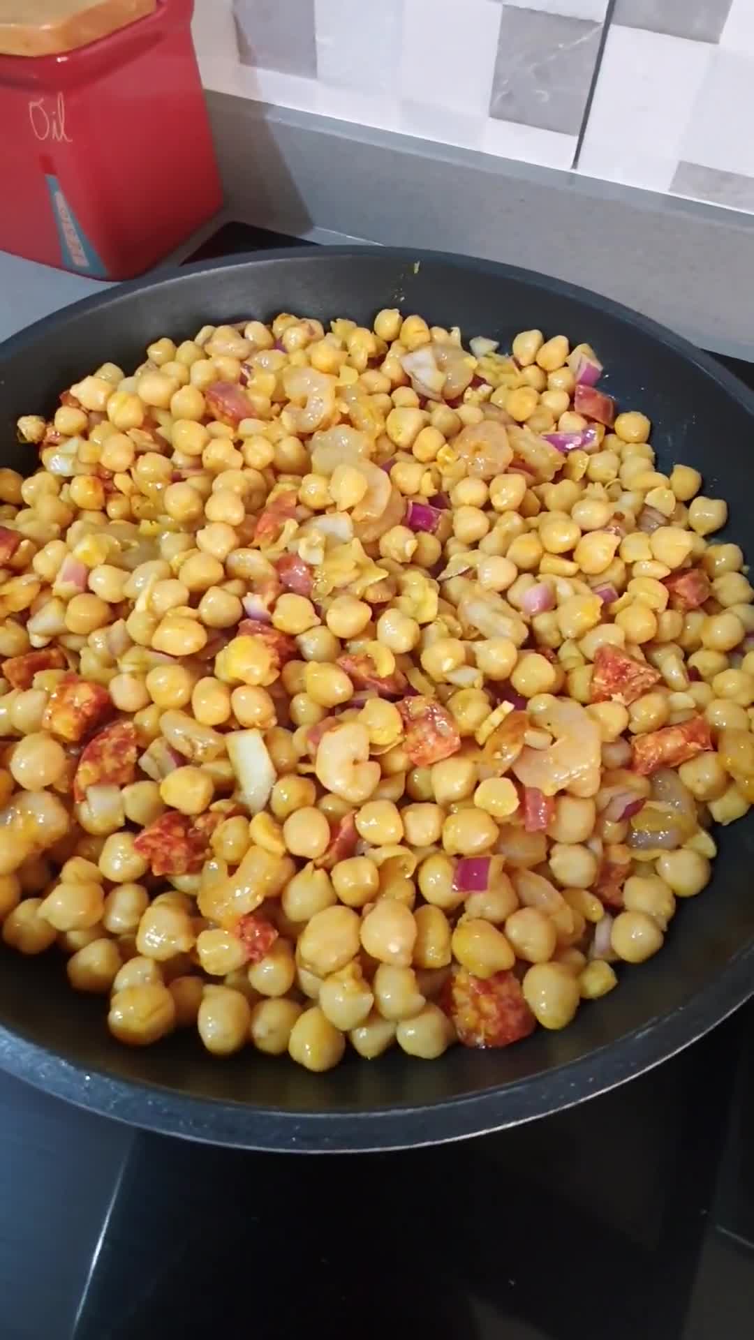 Foto del paso 2 de la receta: Garbanzos con gambas y chorizo