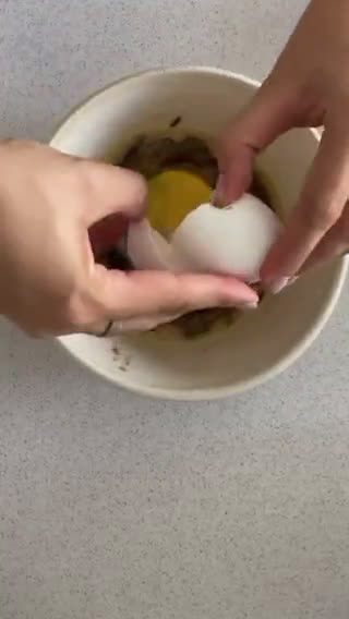 Foto del paso 2 de la receta: Banana bread o pan de banano con cáscara