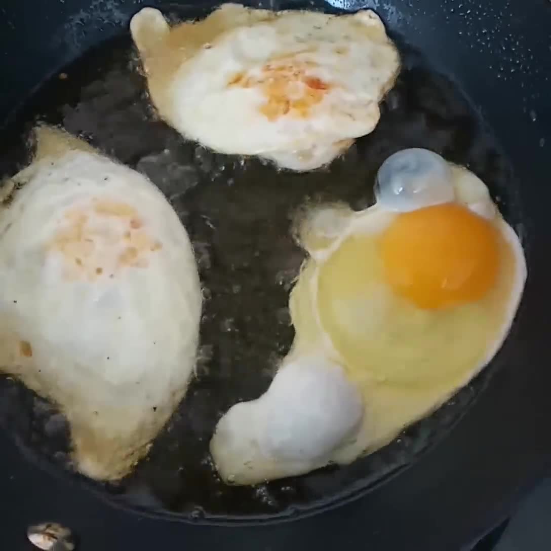 Foto langkah ke 1 dari resep Telur Goreng Mentega.