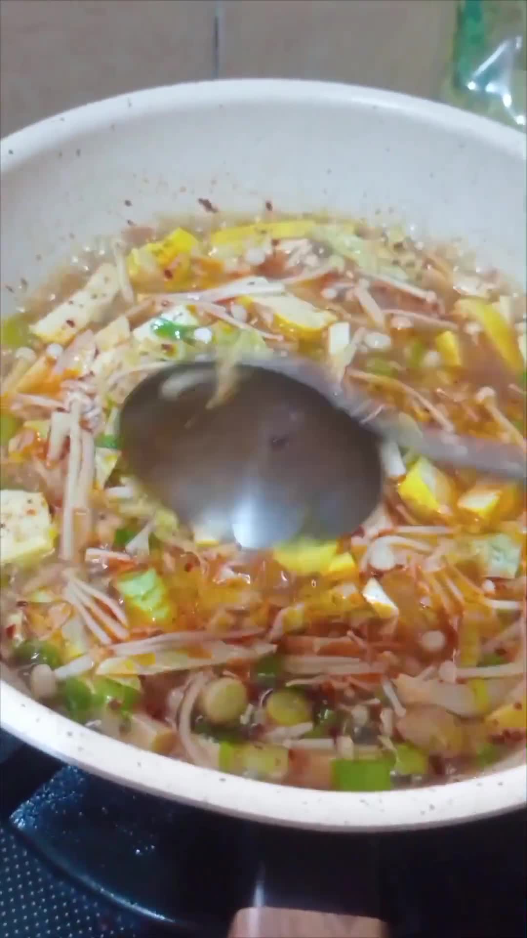 Foto langkah ke 3 dari resep Sup Tahu Jamur Enoki.