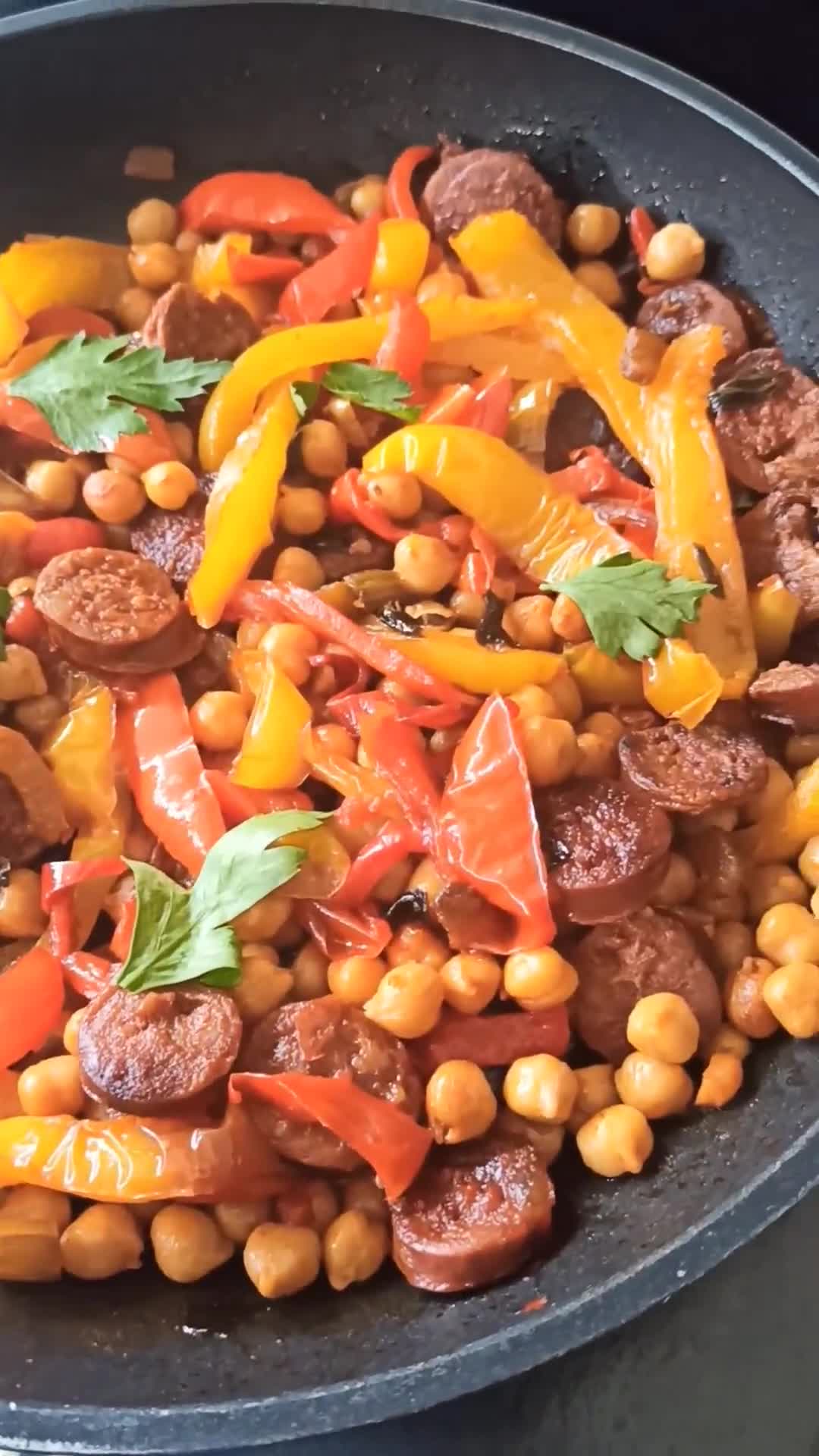 Une image de l'étape 3 de Poêlée de poivrons aux pois chiches et chorizo.