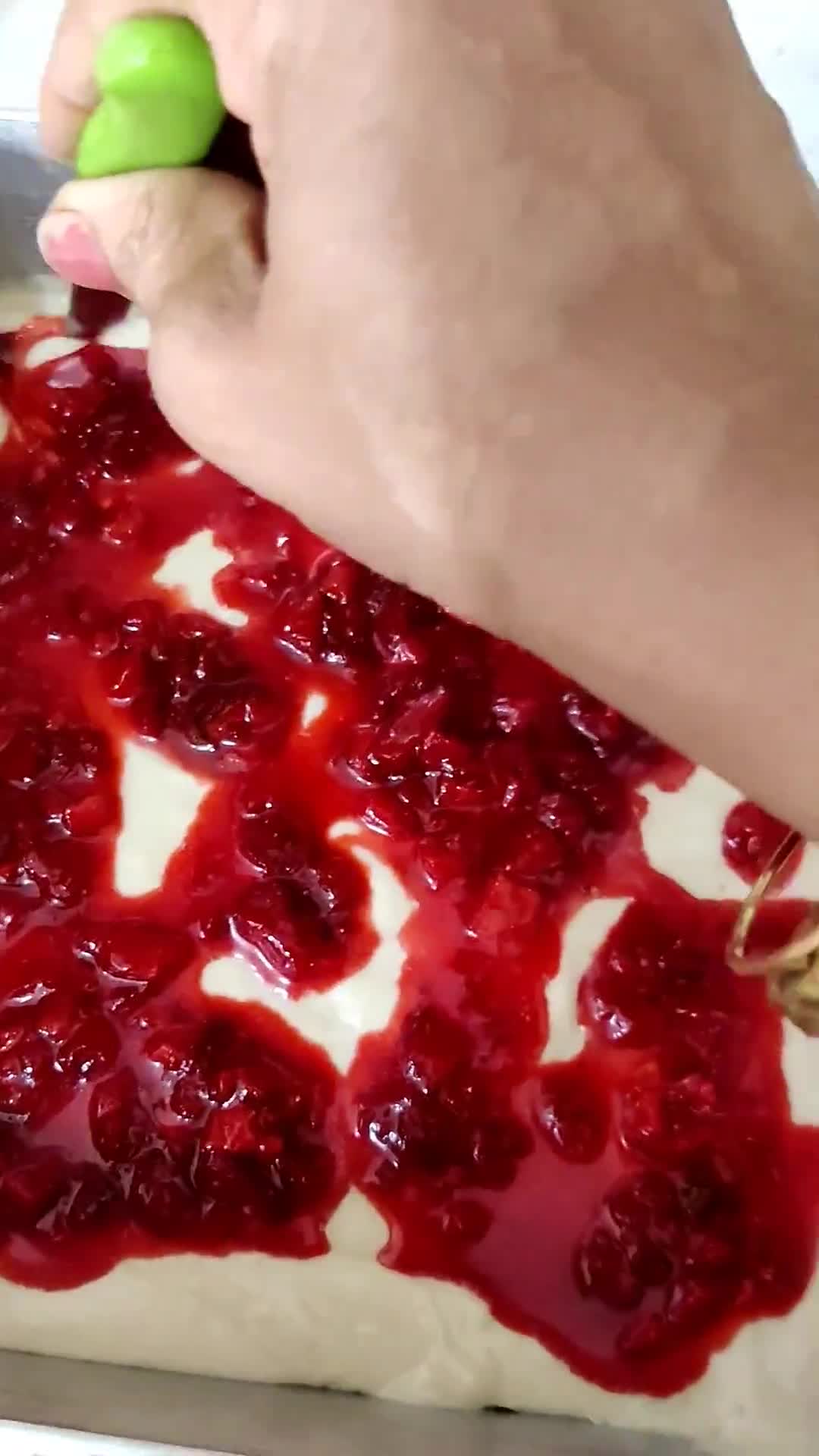 स्ट्रॉबेरी केक (strawberry cake recipe in Hindi) रेसिपी चरण 4 फोटो