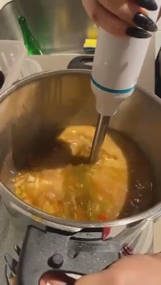 Foto del paso 5 de la receta: Redondo de pollo relleno con salsa española