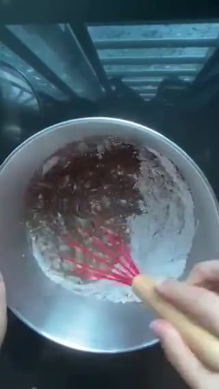 Gambar langkah 3 resipi Kek Pisang Coklat Cheese.