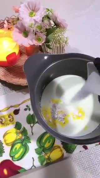 صورة لخطوة 2 من وصفة سلطة الخوخ والفواكه بالكاسترد البارد