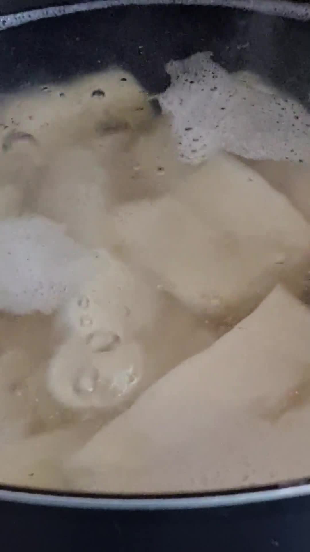 Foto del paso 1 de la receta: Buñuelos de yuca y queso 🧀 Buñuelos de mandioca sin féculas y sin harinas, ¡a pura mandioca fresca!