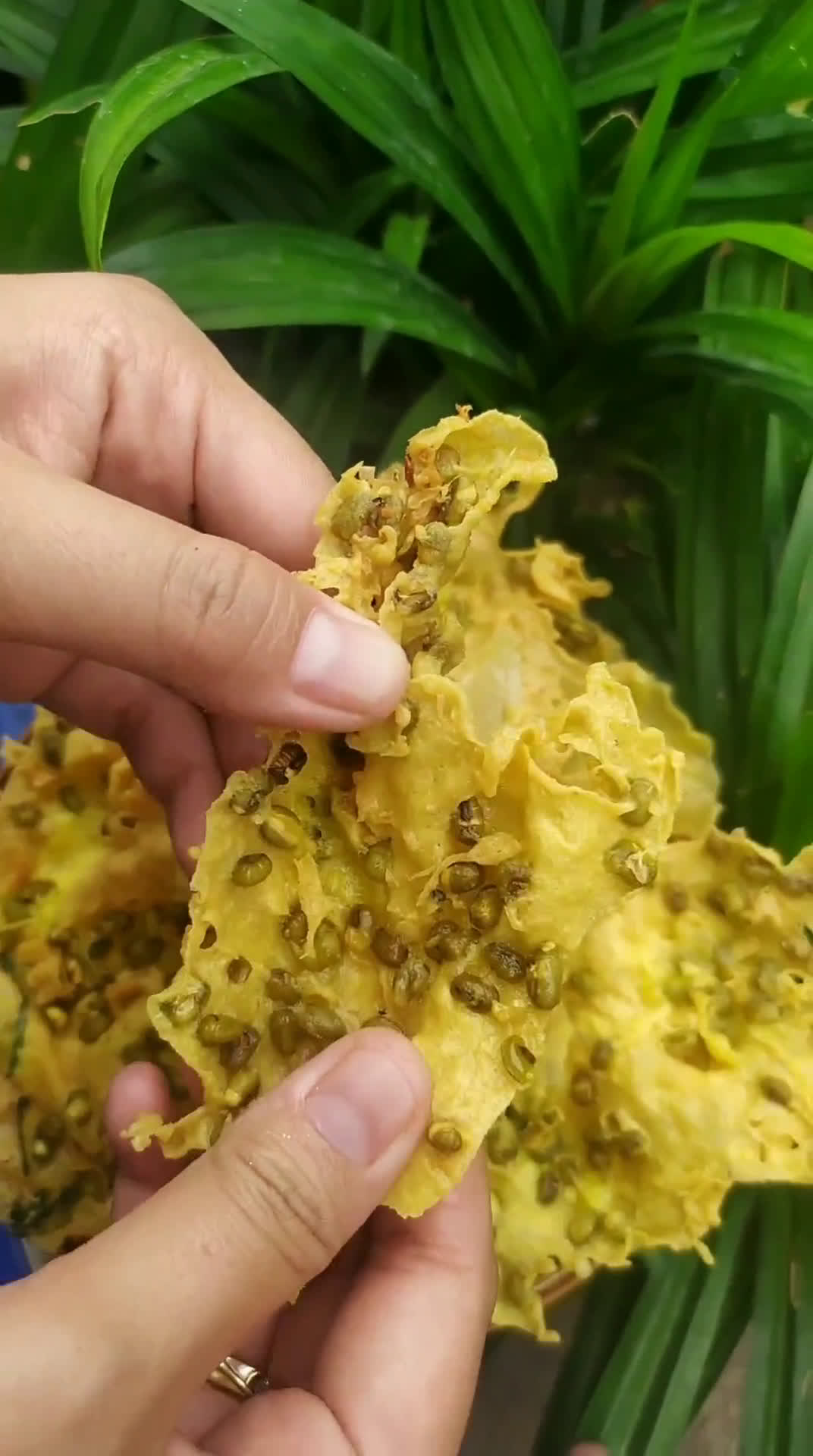 Foto langkah ke 8 dari resep Peyek Kacang Ijo.