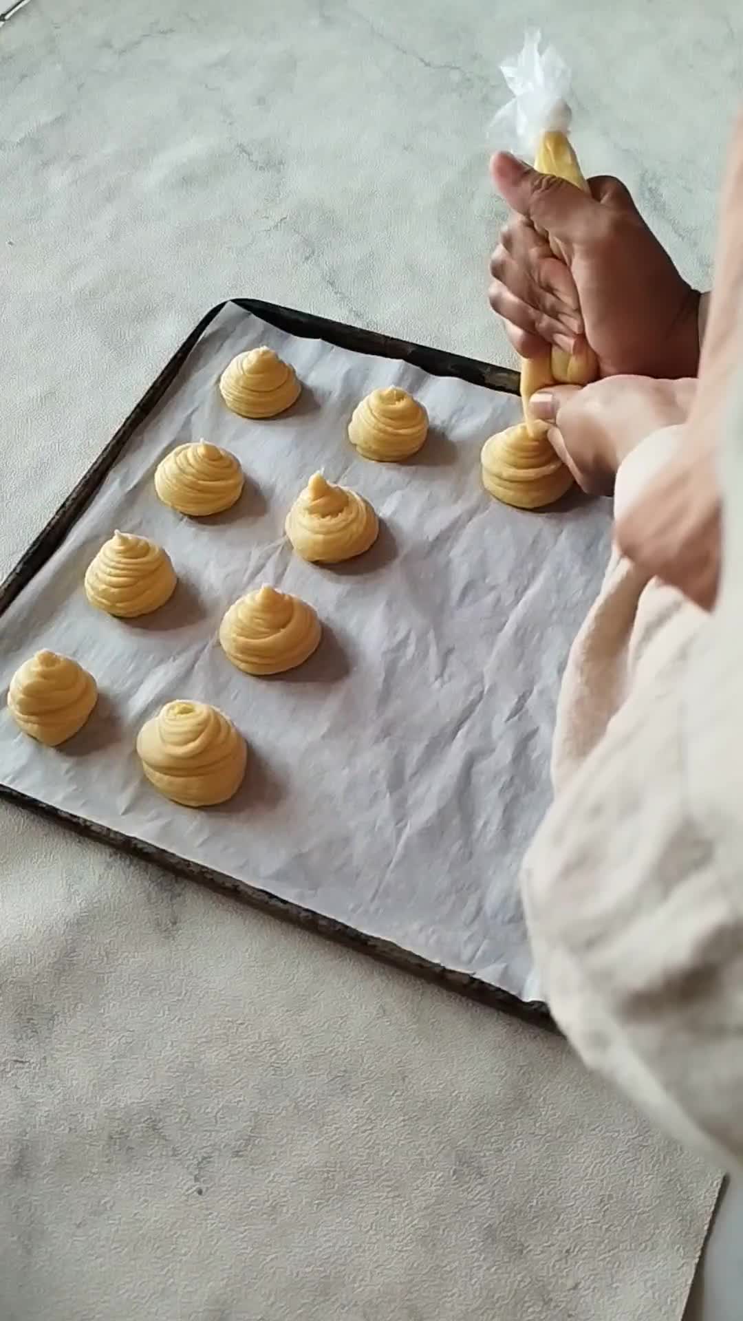 Foto langkah ke 7 dari resep Choux Au Craquelin.