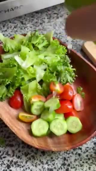 Hình bước làm 3 của món Cá Hồi Áp Chảo Với Bơ - Ăn Kèm Măng Tây và Salad