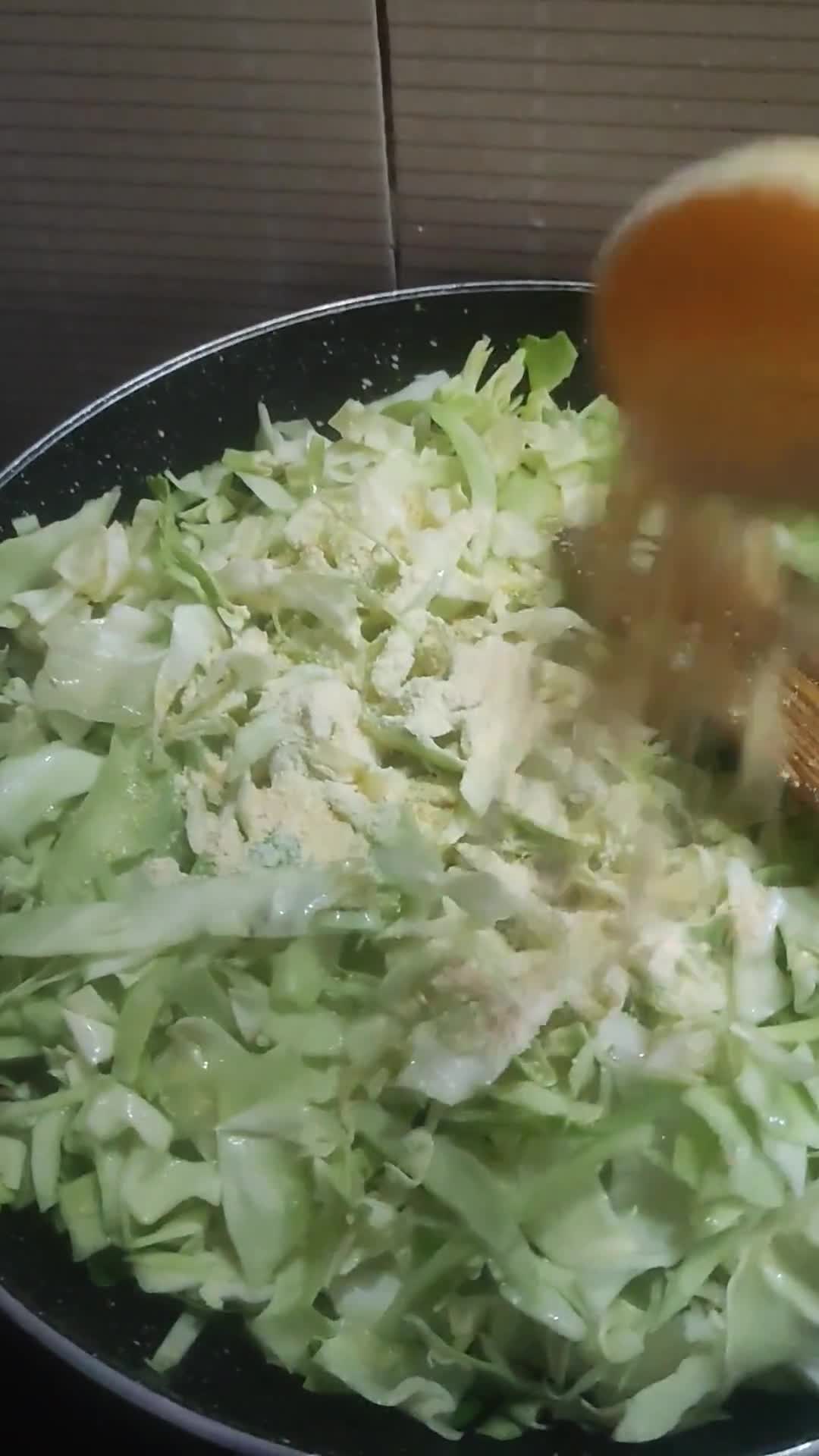आलू पत्तागोभी (दही बेसन वाली) (Aloo pattagobhi dahi besan wali recipe in Hindi) रेसिपी चरण 2 फोटो