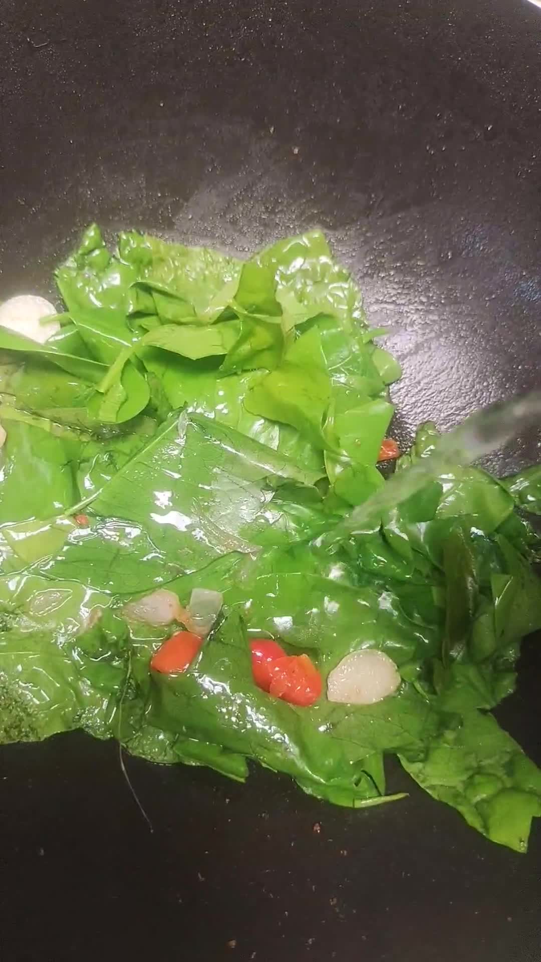 Foto langkah ke 3 dari resep Tumis Daun Melinjo Tempe.