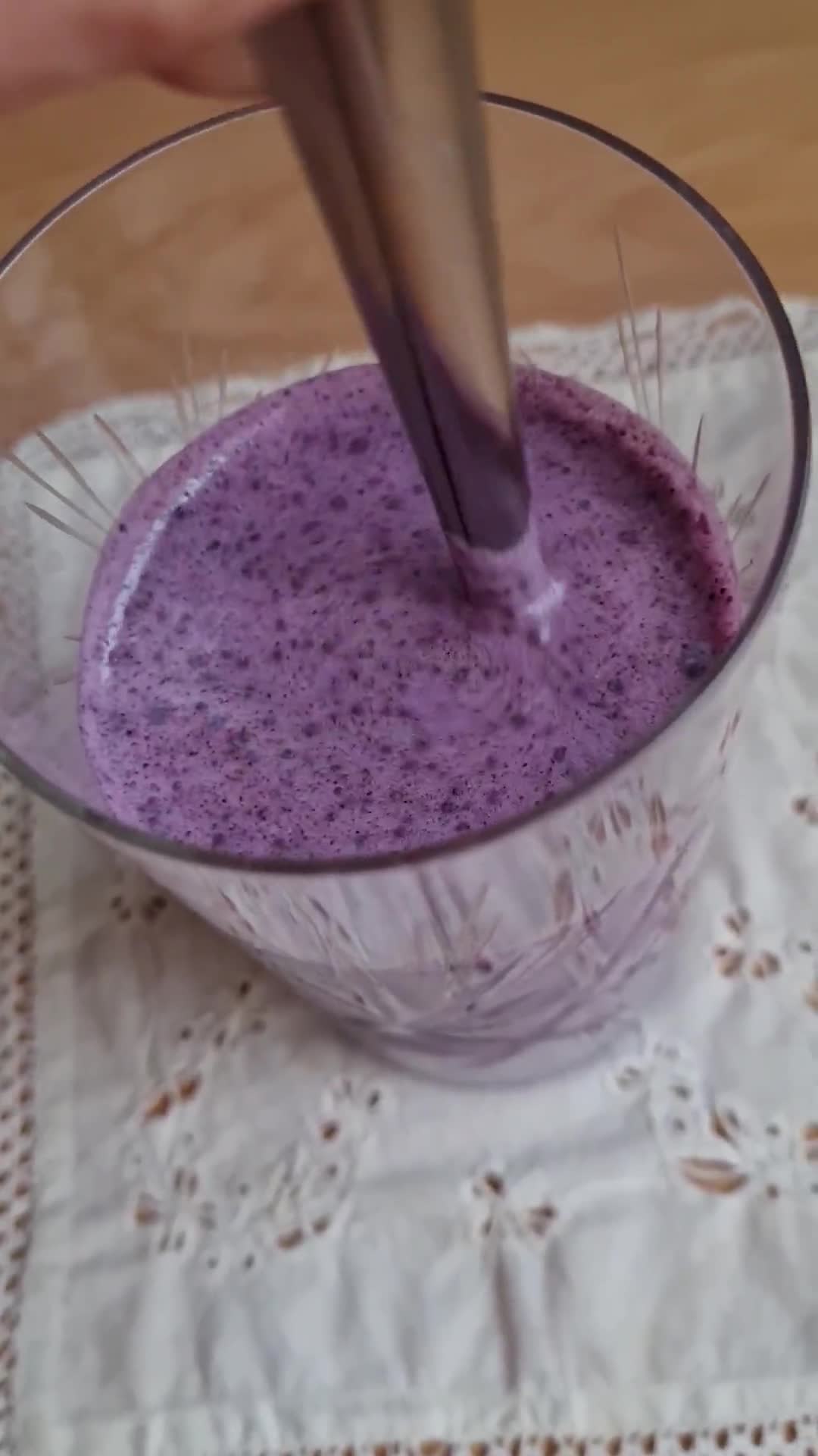 Foto del paso 3 de la receta: Bebida de almendras con maqui berry y jengibre fresco 🫚
