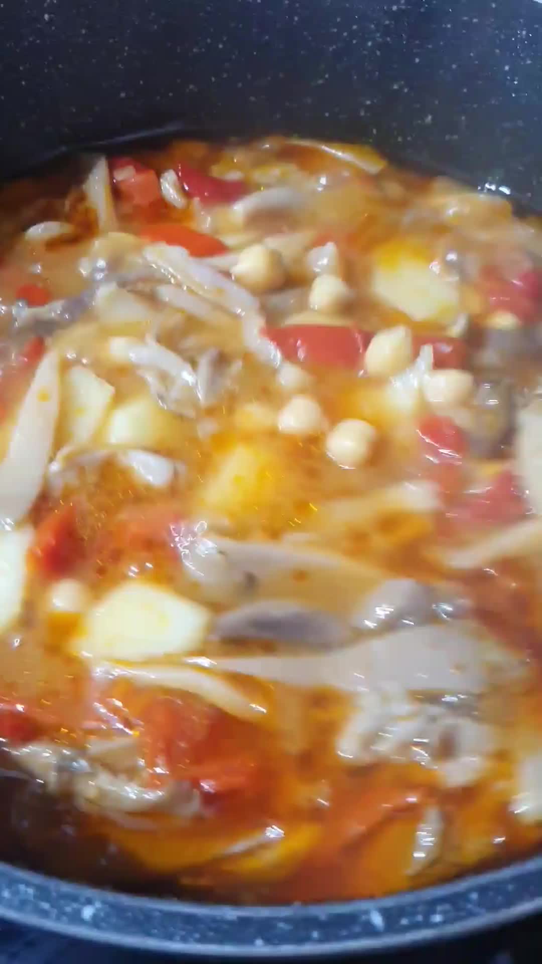 Foto del paso 3 de la receta: Garbanzos con setas y pimiento de piquillo