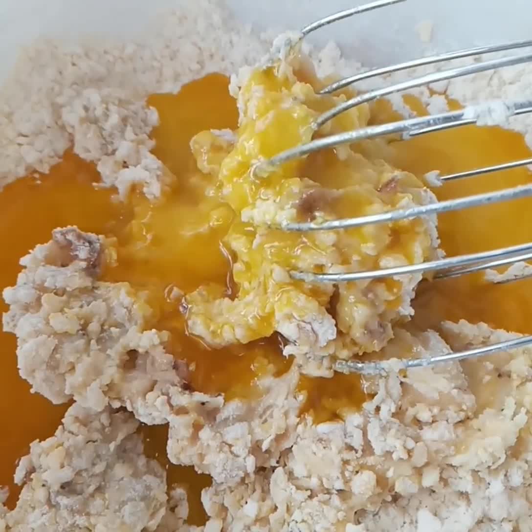 Foto langkah ke 4 dari resep Proll Pisang Keju Kukus.