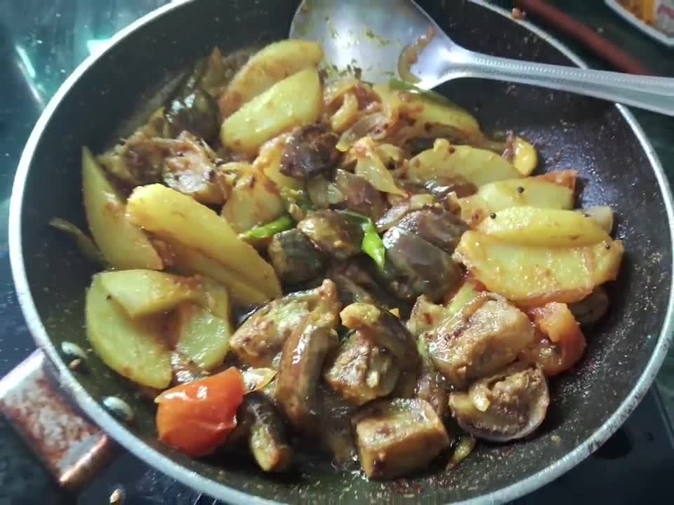 वांगे बटाटा भाजी (vange batata bhaji recipe in marathi) रेसिपी स्टेप 5 फोटो 
