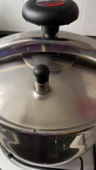 Foto del paso 5 de la receta: Manitas de cerdo 🐷 en salsita