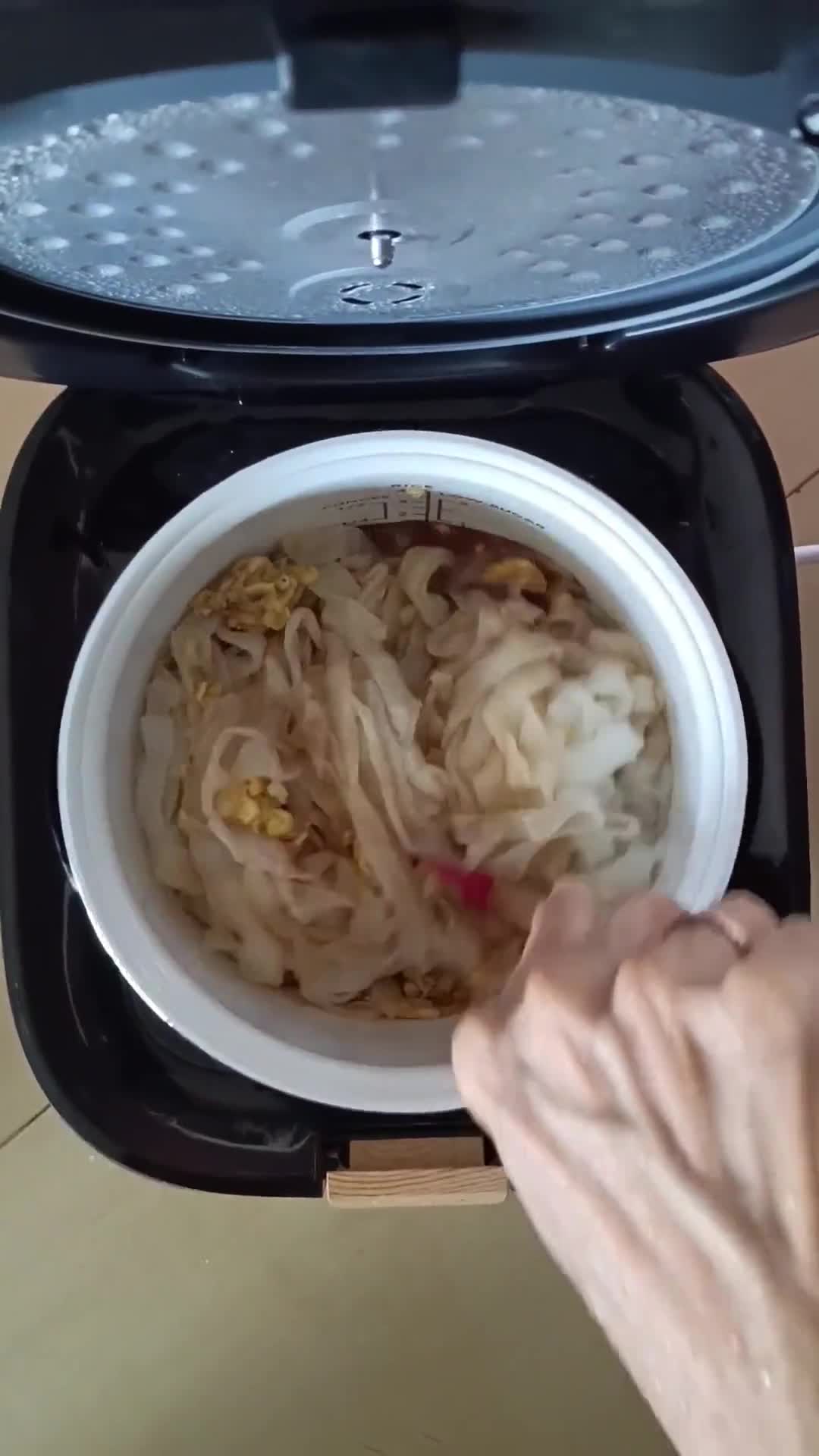 Foto langkah ke 5 dari resep Kwetiau Goreng Rice Cooker.