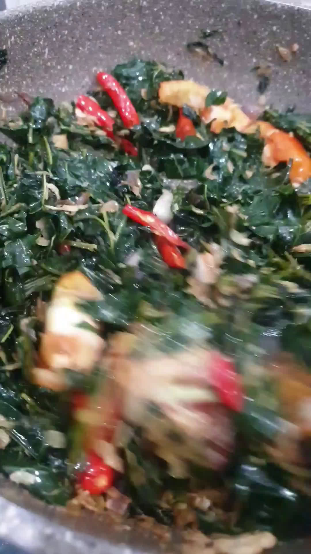 Foto langkah ke 2 dari resep Tumis Daun Pepaya Jepang.