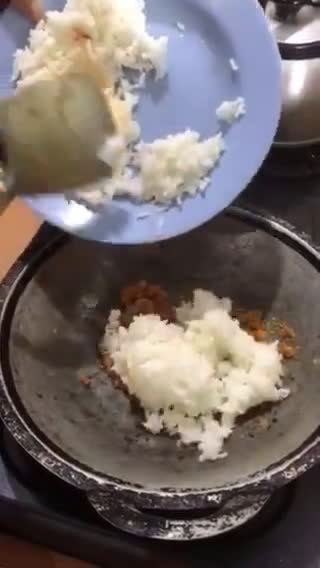 Foto langkah ke 3 dari resep Nasi goreng rumahan yang sederhana.