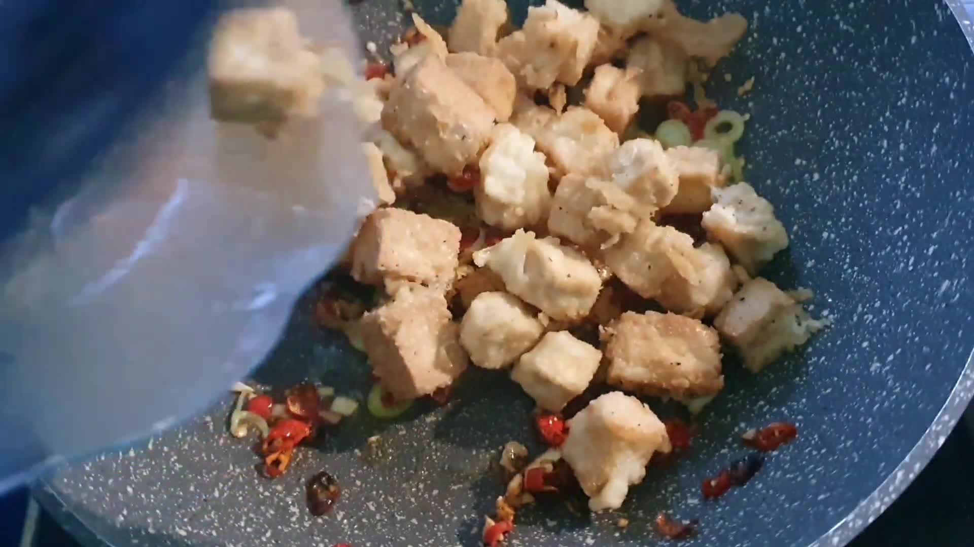 Foto langkah ke 4 dari resep Tahu Crispy Pedas.