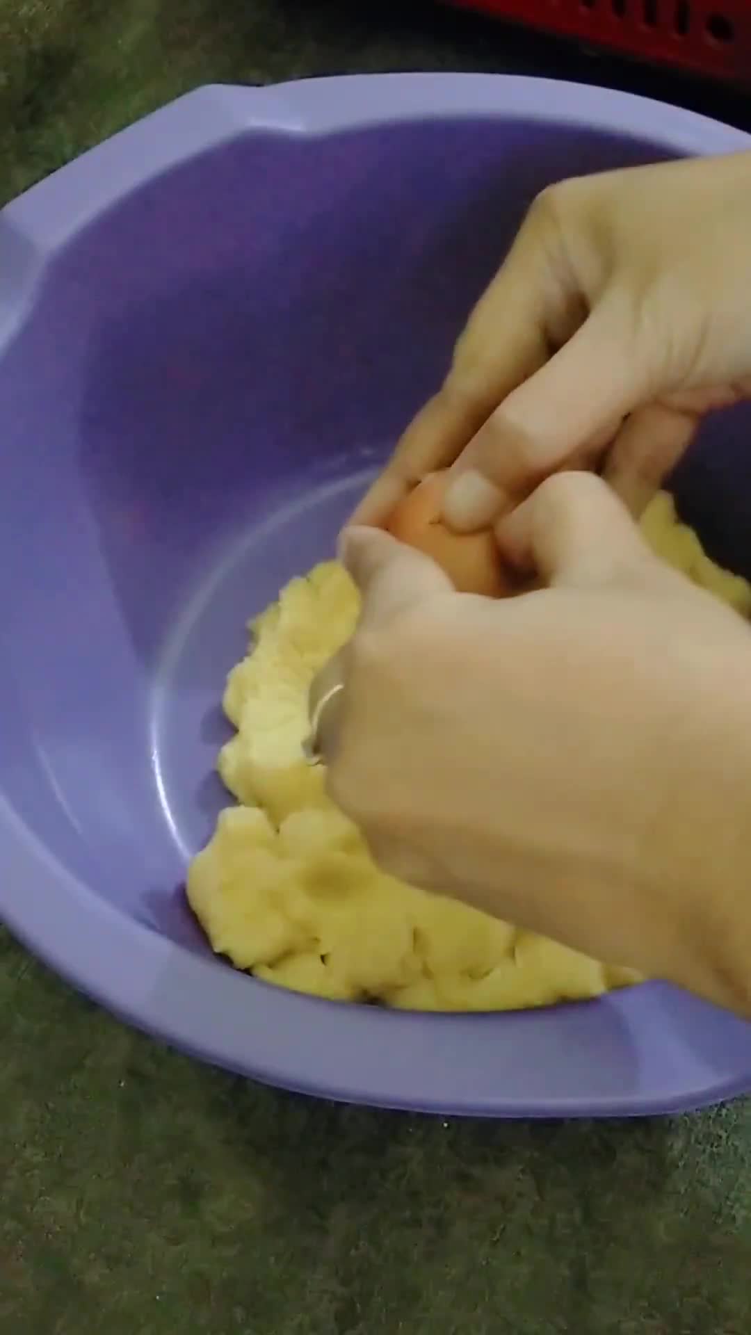 Foto langkah ke 9 dari resep Kue Soes Vla Salted Egg.