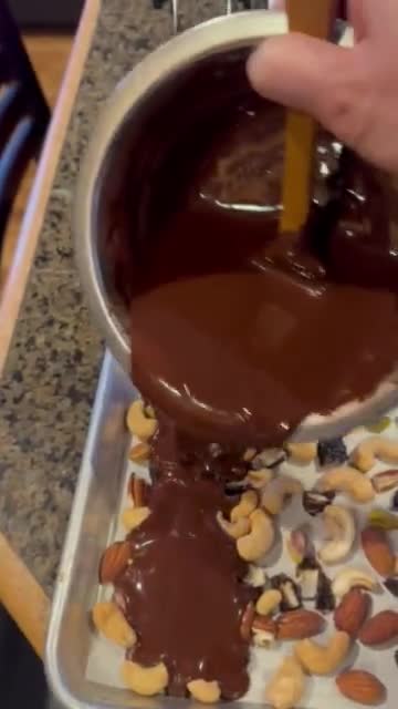 Foto langkah ke 4 dari resep Mixed Nuts Dates Choco Bark (13).