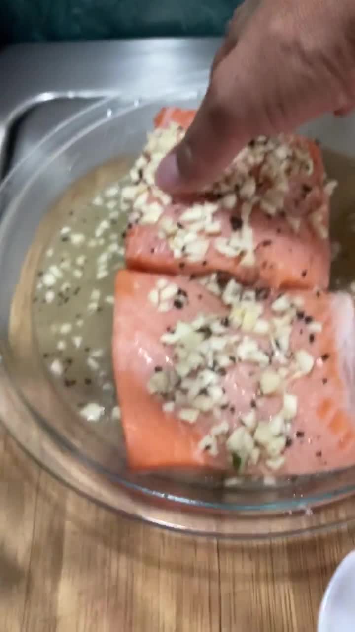 Foto del paso 4 de la receta: Sabor a mi: Salmón 🍣 con ajo