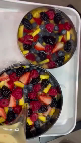 A picture of step 19 of Bavarian cream cake with fruits.