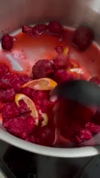 Foto langkah ke 1 dari resep Selai Strawberry Raspberry Homemade!.